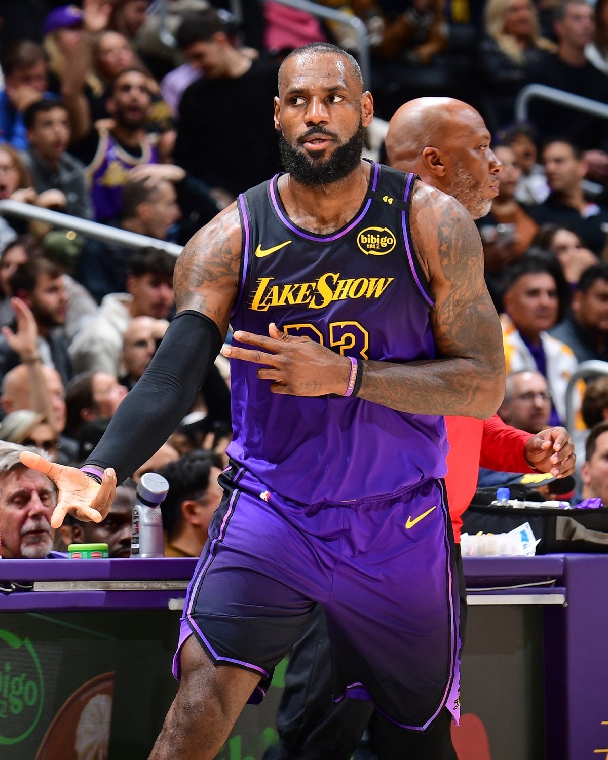 关于詹姆斯迎来三赛季高光表现，巴塞罗那球迷沸腾！的信息