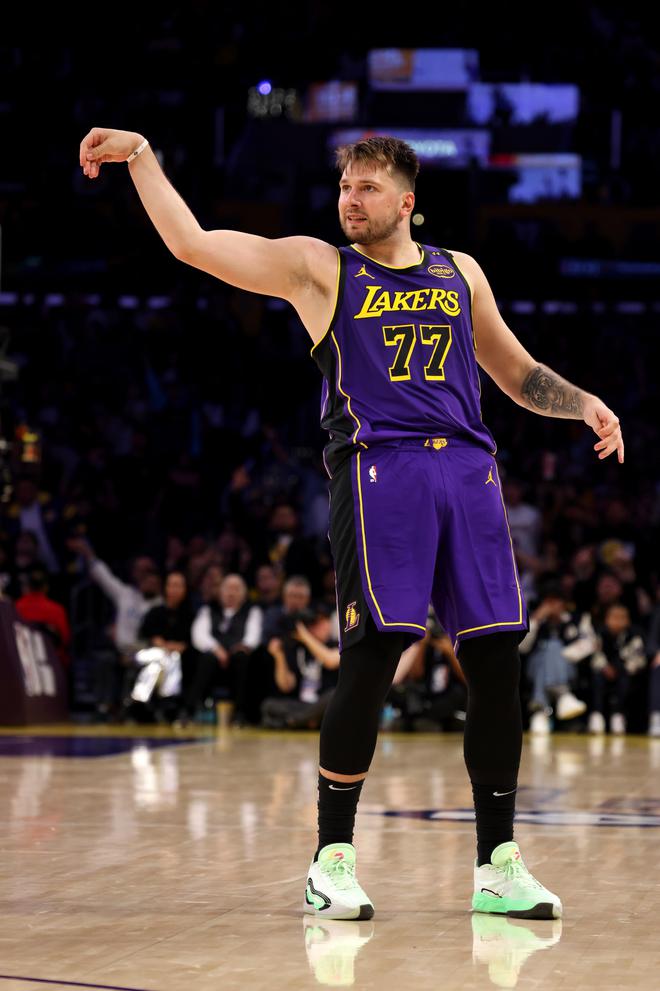 包含东契奇连续三场比赛得分超过关键助攻，快船挑战极限！的词条